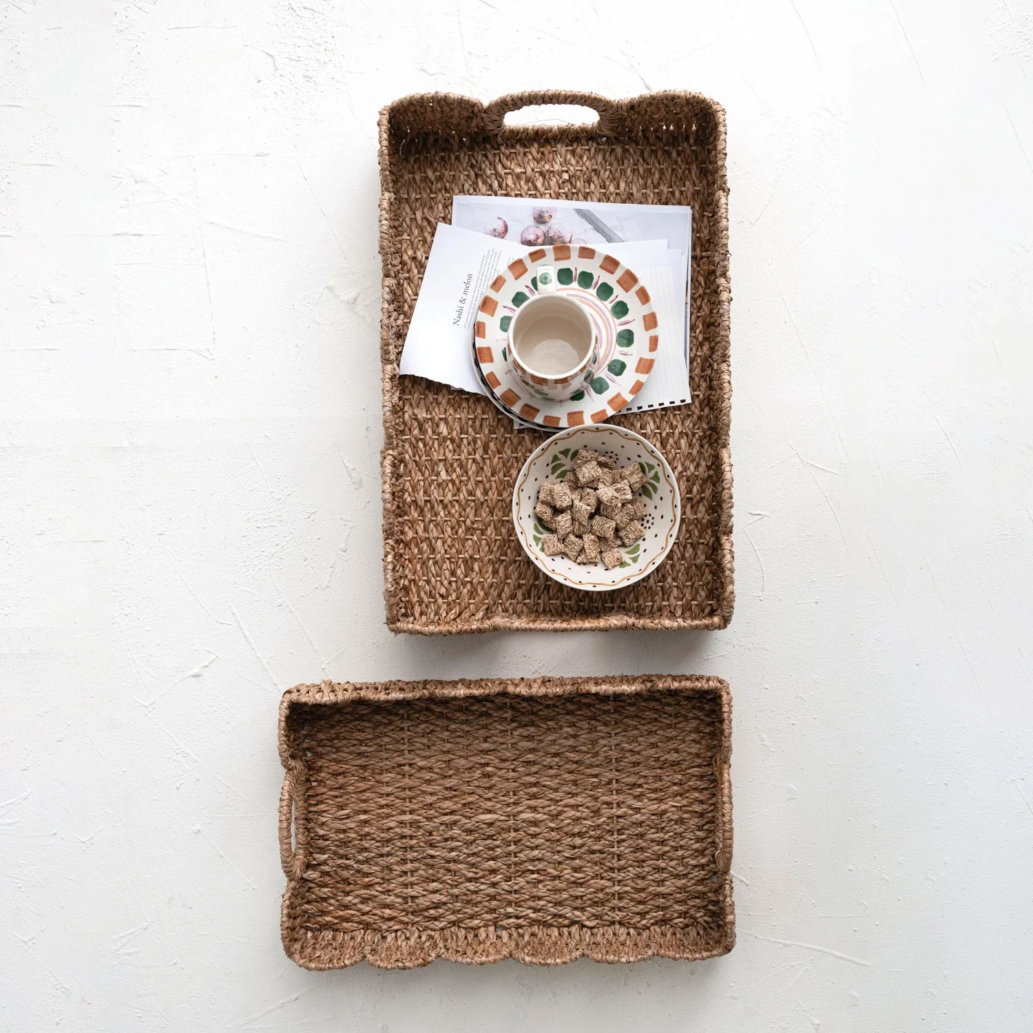 Decorative Braided Bankuan Trays with Handles & Scalloped Edge, Set of 2 - Image 4