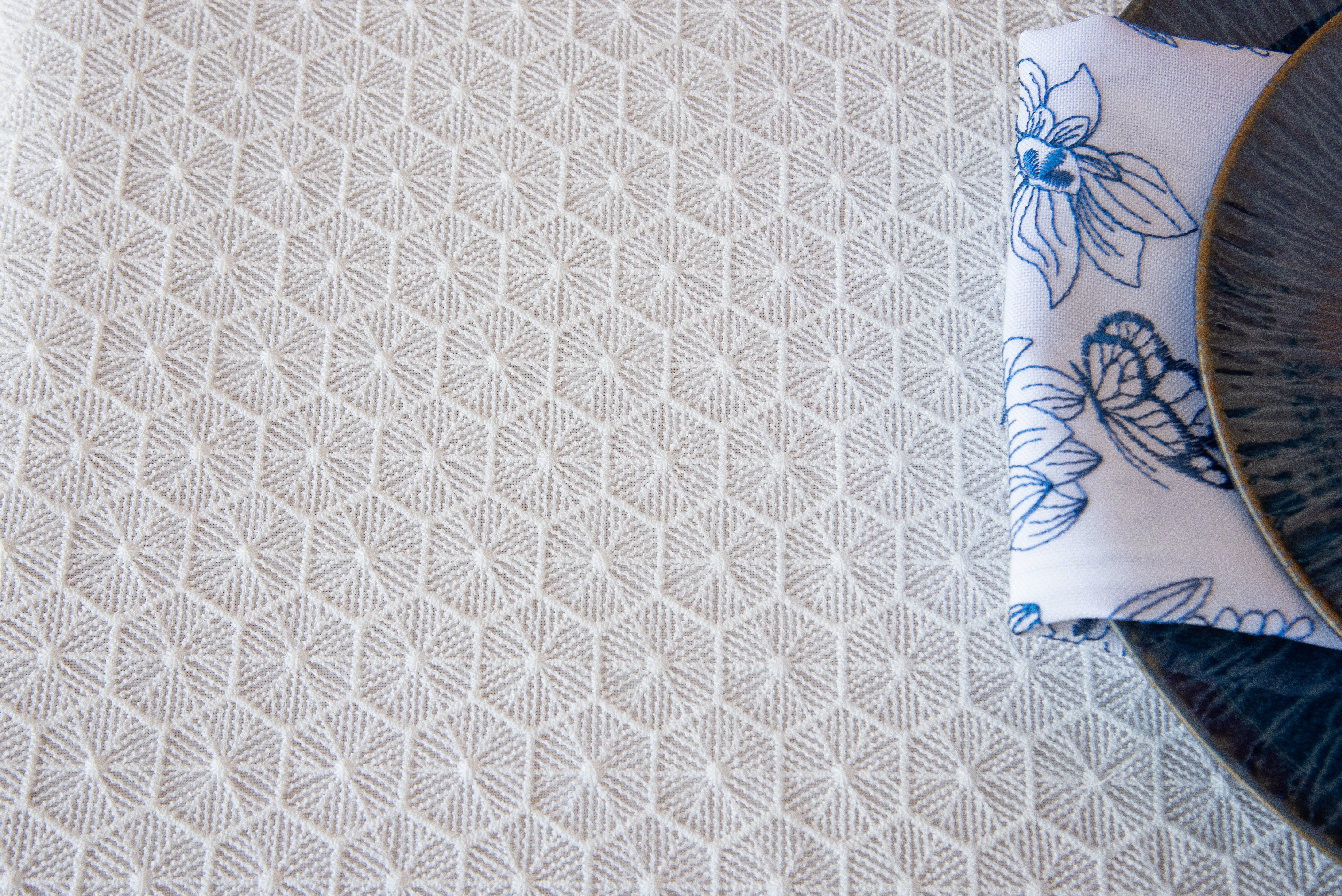 Halder White Lined Tablecloth - Image 5