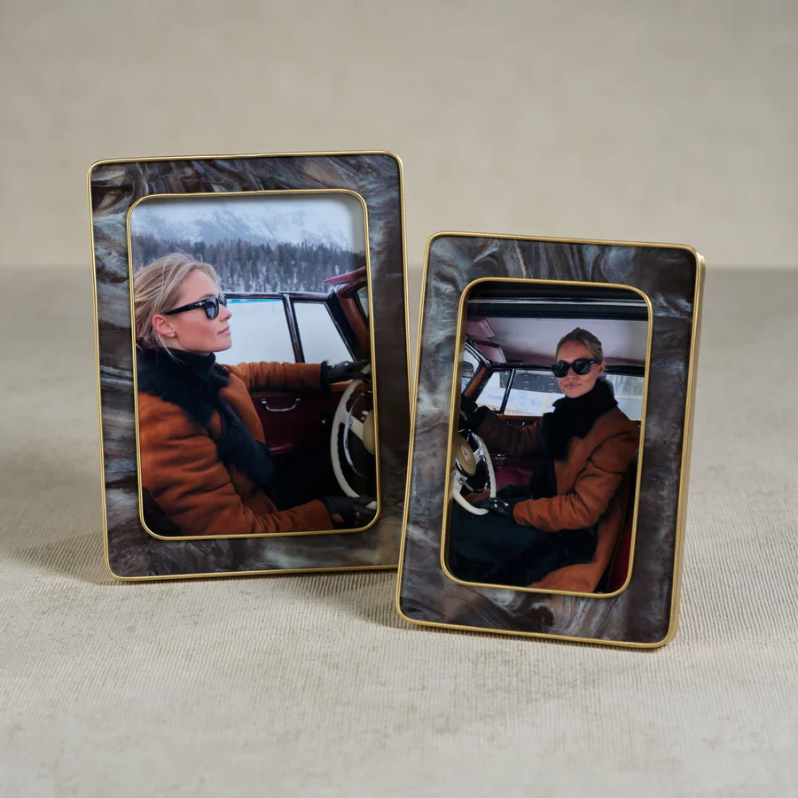 Marbled Hazel Resin Photo Frame with Antique Brass Trim - Image 3