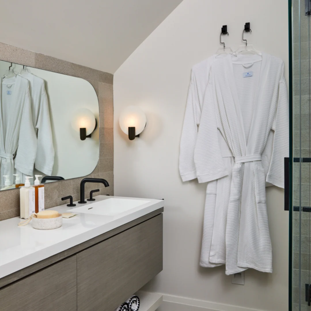 Matouk Kiran Bath Robe - Image 4