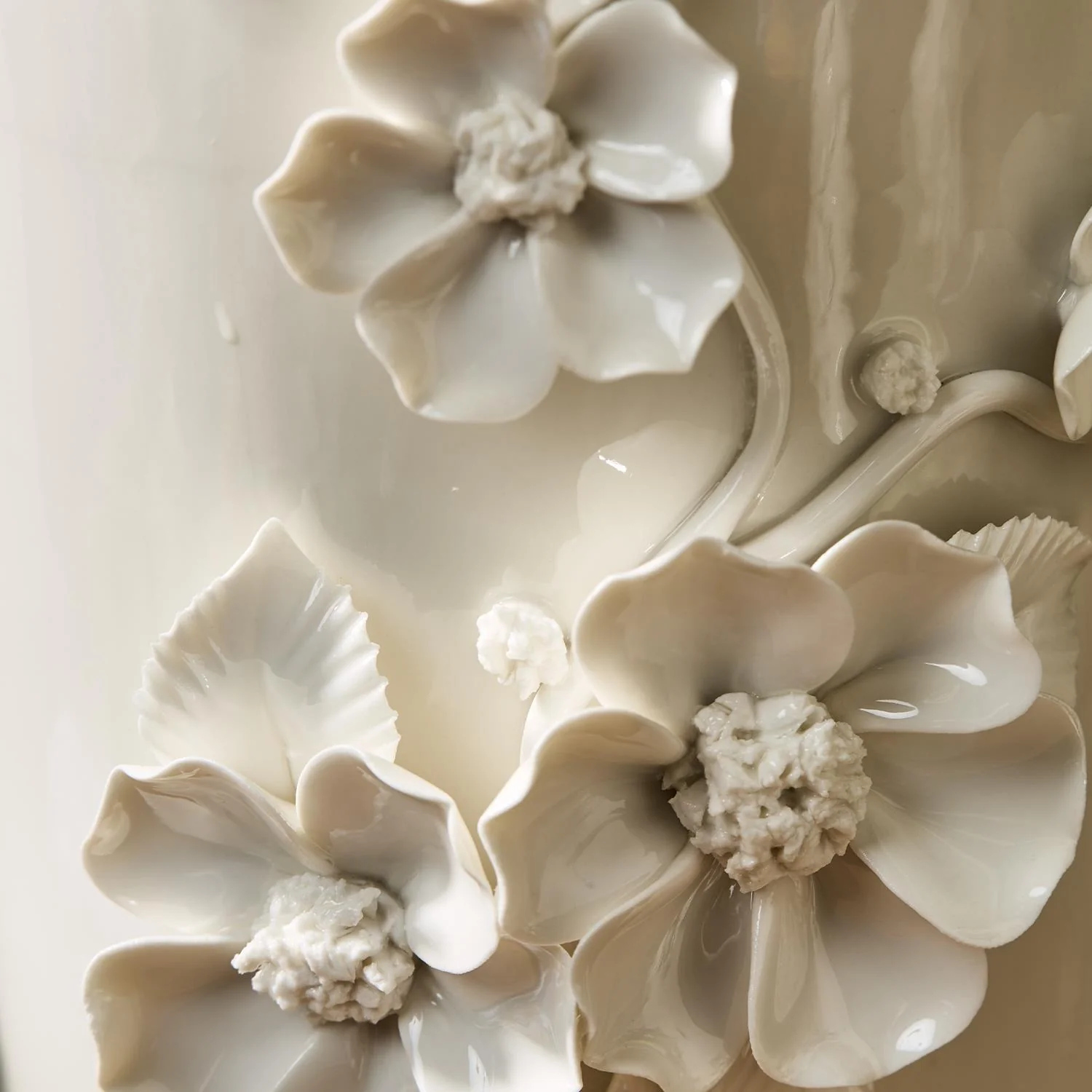 Set of 2 Vases with 3-D Sculpted Flowers - Image 4